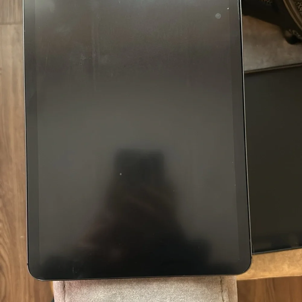 Apple Ipad space gray. 5th generation with apple Pen and Magic Keyboard.